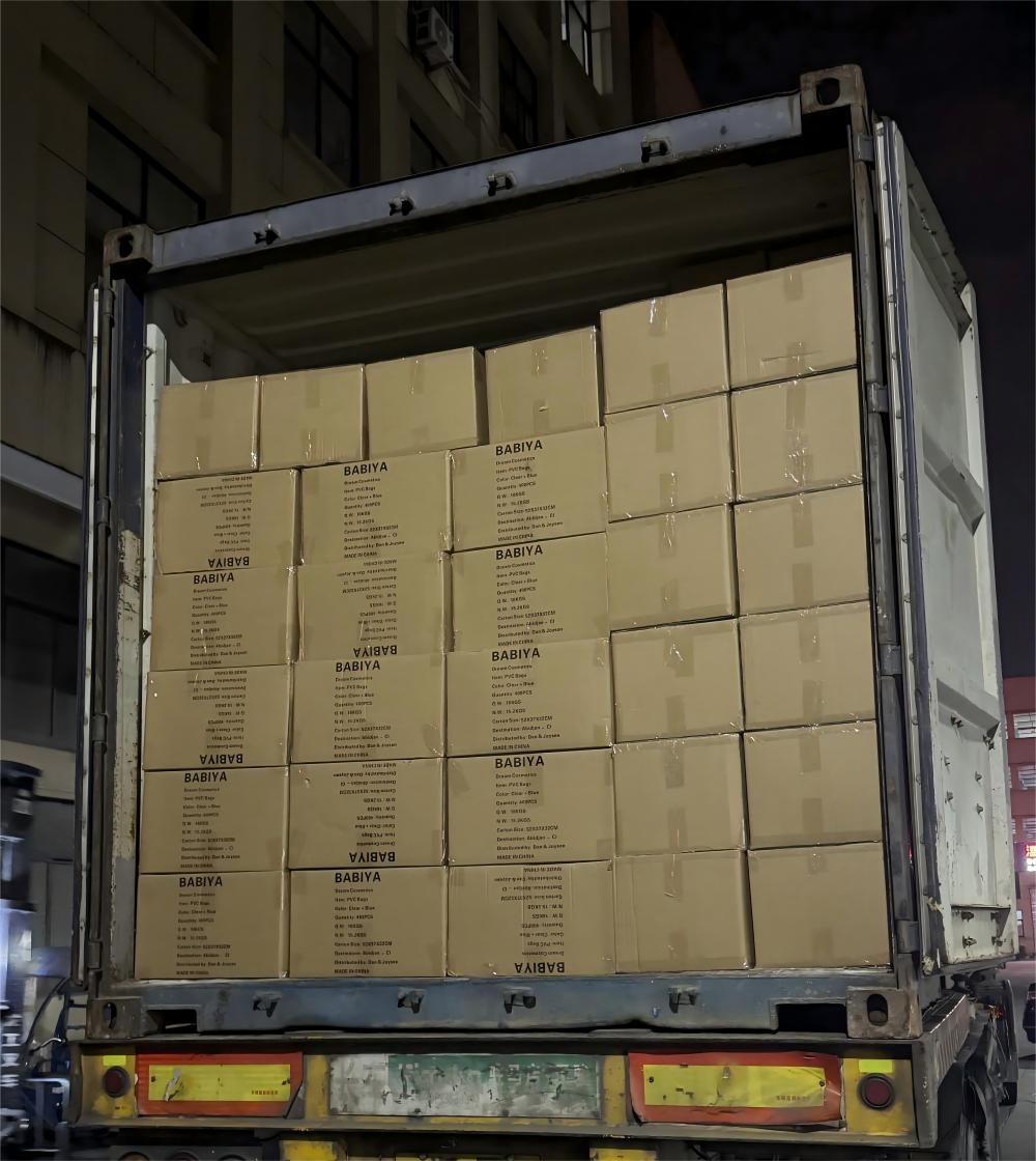 Un contenedor de bolsas de pvc que salen al extranjero.