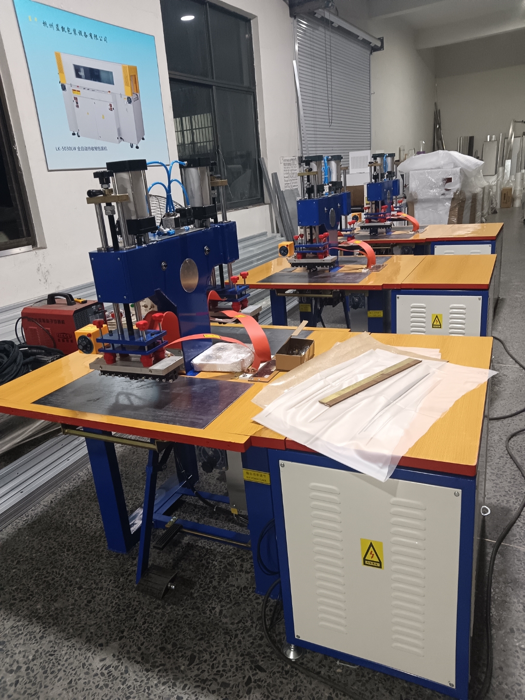 Llegaron dos máquinas termoselladoras más para bolsas de pvc y bolsas de EVA