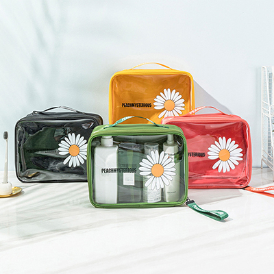 Bolsa de cosméticos con estampado de flores y asa.